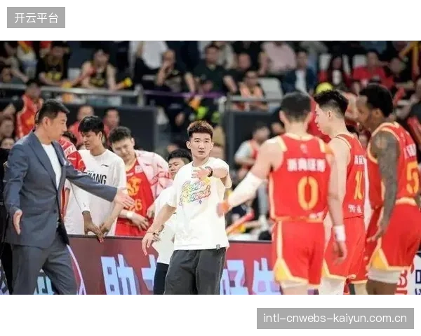 王博指导面临战术绝境,调整孙铭徽攻防角色或成广厦续命关键。 王博指导面临战术绝境,调整孙铭徽攻防角色或成广厦续命关键。